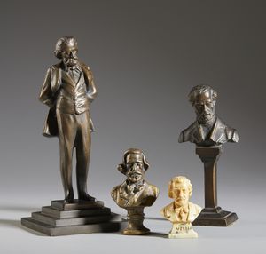 MANIFATTURA DEL XX SECOLO - Gruppo di quattro sculture raffiguranti Giuseppe Verdi