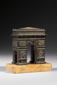 BRONZISTA DEL XIX SECOLO - Arc de Triomphe in bronzo su base in marmo giallo