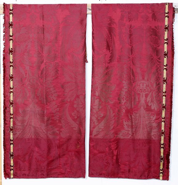 Lotto di tessuti vari,tra cui tende e mantovane in damasco rosso con applicazioni in velluto,due coprlitetti in pizzo con sotto in seta gialla e tende varie  - Asta Tappeti - Associazione Nazionale - Case d'Asta italiane