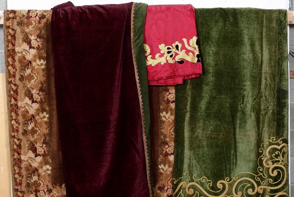 Lotto di tessuti vari,tra cui tende e mantovane in damasco rosso con applicazioni in velluto,due coprlitetti in pizzo con sotto in seta gialla e tende varie  - Asta Tappeti - Associazione Nazionale - Case d'Asta italiane