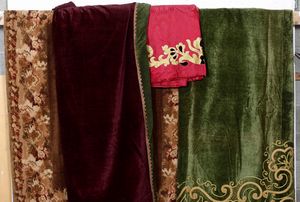 Lotto di tessuti vari,tra cui tende e mantovane in damasco rosso con applicazioni in velluto,due coprlitetti in pizzo con sotto in seta gialla e tende varie  - Asta Tappeti - Associazione Nazionale - Case d'Asta italiane