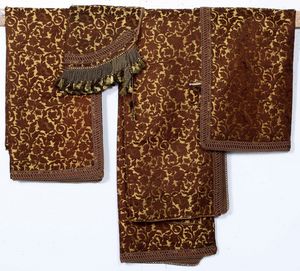 Lotto di tessuti vari,tra cui tende e mantovane in damasco rosso con applicazioni in velluto,due coprlitetti in pizzo con sotto in seta gialla e tende varie  - Asta Tappeti - Associazione Nazionale - Case d'Asta italiane