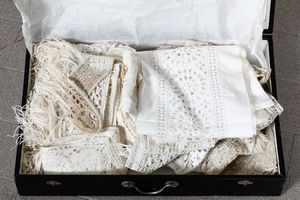 Lotto di tessuti vari,tra cui tende e mantovane in damasco rosso con applicazioni in velluto,due coprlitetti in pizzo con sotto in seta gialla e tende varie  - Asta Tappeti - Associazione Nazionale - Case d'Asta italiane