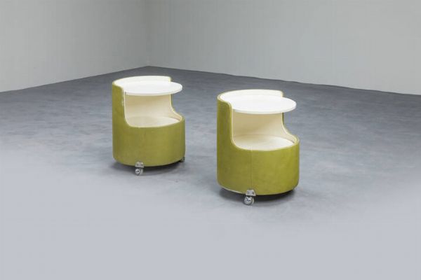 LUIGI MASSONI : Coppia di comodini rivestiti in pelle. Prod. Poltrona Frau fine anni '60 cm 52x41 Difetti  - Asta Design e illuminazione - Associazione Nazionale - Case d'Asta italiane