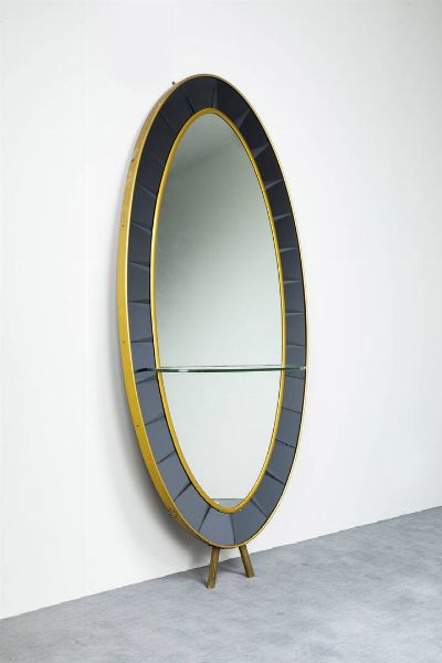 CRISTAL ART : Specchiera con mensola  cornice in vetri fum  bordo in ottone. Anni '60 cm 200x101  - Asta Design e illuminazione - Associazione Nazionale - Case d'Asta italiane