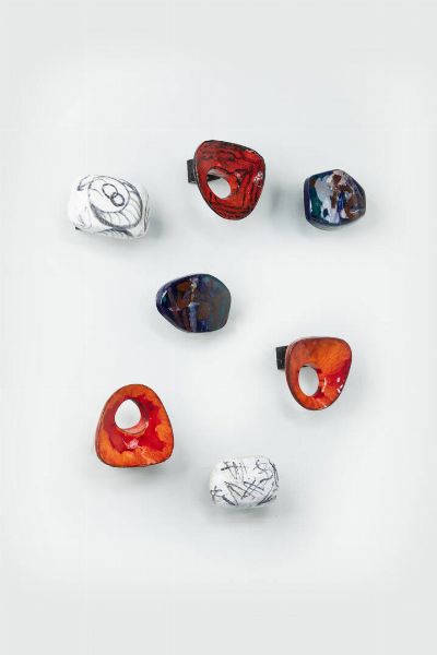 VICTOR CERRATO Cunico d'Asti (AT) 1917 - 2008 Torino : Sette appendiabiti da parete in ceramica smaltata. Anni '60 Misure diverse Bibl.: Esemplari confrontabili in: E.Biffi Gentili ( a cura di) Eccentricity  Arti applicate a Torino 1945-1968. Fondazione per il libro  la musica e la cultura  pag. 103  - Asta Design e illuminazione - Associazione Nazionale - Case d'Asta italiane