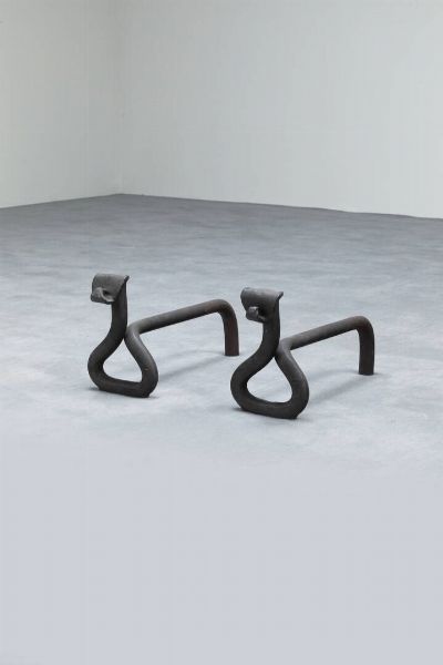 PRODUZIONE ITALIANA : Coppia di alari in ferro battuto. Anni '60 cm 23x45  - Asta Design e illuminazione - Associazione Nazionale - Case d'Asta italiane