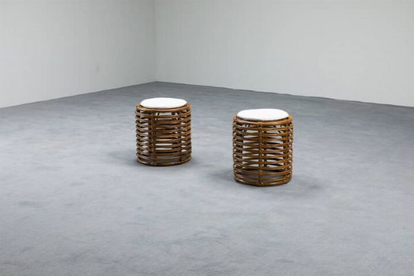 PRODUZIONE ITALIANA : Coppia di sgabelli in vimini  cuscini imbottiti rivestiti in tessuto. Anni '60 cm 45x40  - Asta Design e illuminazione - Associazione Nazionale - Case d'Asta italiane