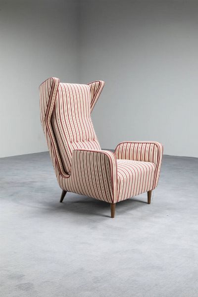 PRODUZIONE ITALIANA : Poltrona con imbottitura rivestita in tessuto. gambe in legno. Anni '50 cm 114x77x92  - Asta Design e illuminazione - Associazione Nazionale - Case d'Asta italiane