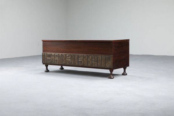 SANT'AMBROGIO DE BERTI : Cassapanca in legno con fronte arricchito da placca in bronzo lavorato. Anni '60 cm 47x118 5x41  - Asta Design e illuminazione - Associazione Nazionale - Case d'Asta italiane