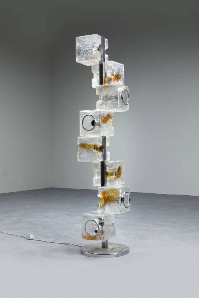 MAZZEGA : Lampada da terra in metallo cromato  diffusori in vetro di forte spessore. Anni '60 h cm 137  - Asta Design e illuminazione - Associazione Nazionale - Case d'Asta italiane