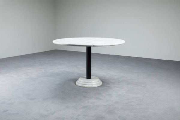 ETTORE SOTTSASS  nello stile di : Tavolo in marmo bianco con sostegno centrale in metallo verniciato. Anni '70 cm 74x115  - Asta Design e illuminazione - Associazione Nazionale - Case d'Asta italiane
