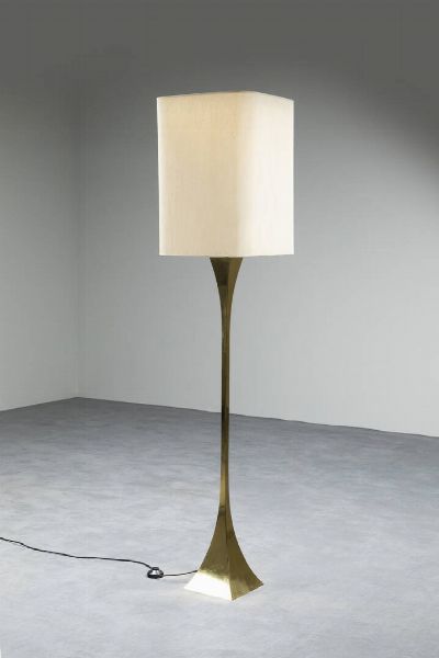 MONTAGNA GRILLO  TONELLO : Lampada da terra con struttura in ottone  paralume in tessuto. Anni '70 cm 175x39  - Asta Design e illuminazione - Associazione Nazionale - Case d'Asta italiane