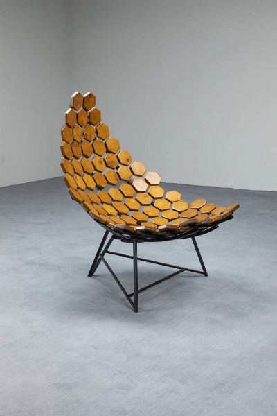 PRODUZIONE ITALIANA : Poltrona con struttura in tubolare di metallo verniciato  scocca costituita da elementi esagonali in legno massello. Anni '70 cm 100x75x85  - Asta Design e illuminazione - Associazione Nazionale - Case d'Asta italiane