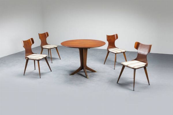 CARLO RATTI : Tavolo rotondo e quattro sedie con struttura in legno  cuscini imbottiti rivestiti in tssuto. Anni '50 tavolo cm 79x107 sedie cm 87x42x41  - Asta Design e illuminazione - Associazione Nazionale - Case d'Asta italiane