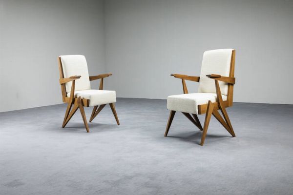 PRODUZIONE ITALIANA : Coppia di poltroncine con struttura in legno a forma geometrica  sedute e schienali imbottiti e rivestiti in tessuto.  Anni '50  cm 92x60x57  - Asta Design e illuminazione - Associazione Nazionale - Case d'Asta italiane