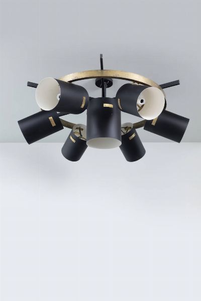 STILNOVO : Grande lampadario in metallo verniciato e particolari in ottone. Anni '50 cm 58x125 Restauri  - Asta Design e illuminazione - Associazione Nazionale - Case d'Asta italiane