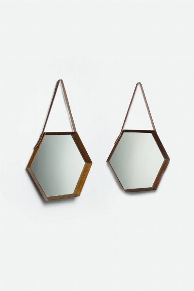 PRODUZIONE ITALIANA : Coppia di specchiere con bordo in legno. Anni '60 cm 47x52  - Asta Design e illuminazione - Associazione Nazionale - Case d'Asta italiane