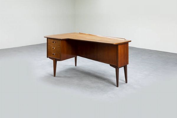 PETER LOVIG NIELSEN : Scrivania in legno con cassettiera su un fianco. Prod. danese anni '50 cm 73 5x136x82  - Asta Design e illuminazione - Associazione Nazionale - Case d'Asta italiane