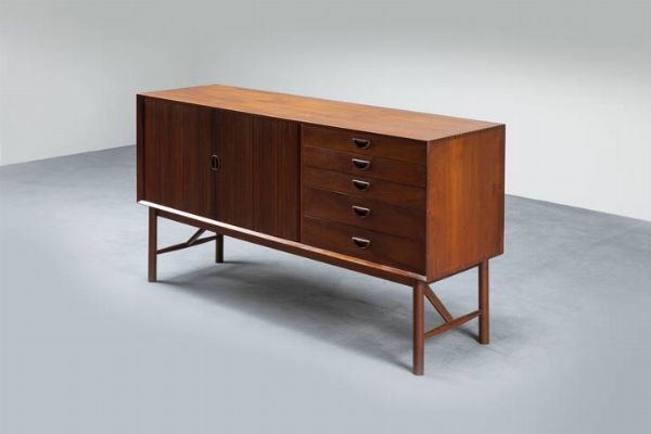 PETER HVIDT  ORLA MOLGAARD-NIELSEN : Credenza in legno con fronte a due sportelli grissinati e cinque cassetti. Prod. Soborg Mobelfabrik anni '50 Marchio del Produttore cm 87x167x48  - Asta Design e illuminazione - Associazione Nazionale - Case d'Asta italiane