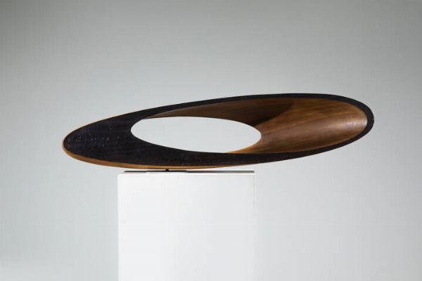 CRISTIANO NICOLETTA : Scultura in legno firmata. Anni '60 cm 119x28  - Asta Design e illuminazione - Associazione Nazionale - Case d'Asta italiane