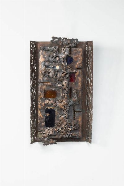 VICTOR CERRATO Cunico d'Asti (AT) 1917 - 2008 Torino : Plafoniera / applique in rame lavorato con inserti in vetro colorato. Anni '70 cm 70x42  - Asta Design e illuminazione - Associazione Nazionale - Case d'Asta italiane