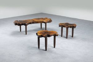 GEORGE NAKASHIMA  nello stile di - Set composto da tre tavolini scultorei in legno di forte spessore.  Anni '70  due cm 45x40x50  uno cm 45x136x6 [..]