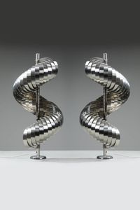 HENRI MATHIEU - Coppia di lampade da tavolo in alluminio spazzolato   Anni '70  h cm 83