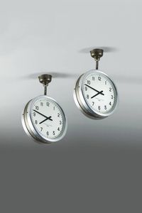 GIO PONTI Milano 1891 - 1979 - Coppia di orologi bifacciali da soffitto con cassa in alluminio. Prod. Boselli  1936 ca Quadrante marcato E. Boselli  [..]