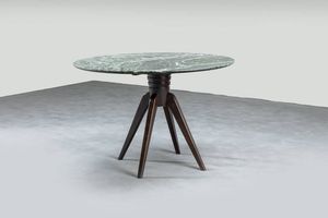 PRODUZIONE ITALIANA - Tavolo con struttura a tre piedi in legno  piano in marmo verde Alpi. Anni '50 cm 76x110