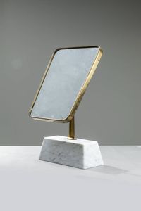 PRODUZIONE ITALIANA - Specchio da tavolo con bordo in ottone  base in marmo. Anni '50 Etichetta del Rivenditore cm 57x31x13