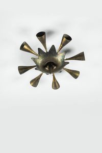 PRODUZIONE ITALIANA - Lampada a soffitto in ottone brunito e metallo martellato. Anni '50 diam cm 54