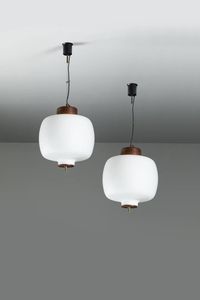 STILNOVO - Coppia di lampade a sospensione in vetro opalino  legno e metallo verniciato. Anni '50 diam cm 30