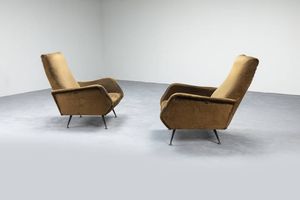 PRODUZIONE ITALIANA - Coppia di poltrone con imbottitura rivestita in velluto. Anni '50 cm 86x67x80