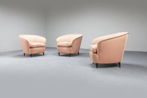 PRODUZIONE ITALIANA - Tre poltrone con imbottitura rivestita in tessuto  piedi conici in legno  Anni '50 cm 74x90x68