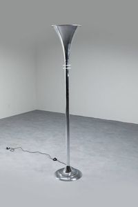 PRODUZIONE ITALIANA - Lampada da terra in acciaio  con due cerchi in plexiglass. Anni '60 h cm 192