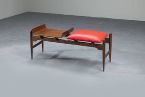 PRODUZIONE ITALIANA - Panchetta con struttura in legno  cuscino imbottito rivestito in tessuto. Anni '50 cm 48x113x39