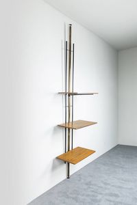 PRODUZIONE ITALIANA - Libreria cielo terra con nontanti in metallo verniciato e ottone  piani in legno. Anni '50 cm 300x45x70