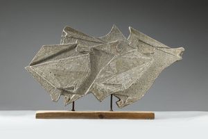 PRODUZIONE ITALIANA - Scultura in pietra scolpita a motivi astratti. Anni '70 cm 54x89x10