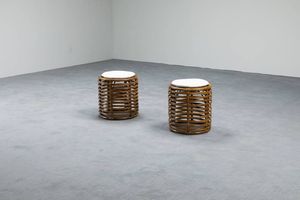 PRODUZIONE ITALIANA - Coppia di sgabelli in vimini  cuscini imbottiti rivestiti in tessuto. Anni '60 cm 45x40