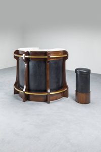 FRIGERIO - DESIO - Mobile bar in legno con particolari in ottone  sgabello rivestito in cuoio. Anni '70 mobile cm 108x92x135 sgabello  [..]