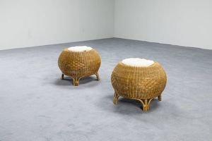 PRODUZIONE ITALIANA - Coppia di sgabelli in vimini intrecciato e bamboo. Anni '60  cm 42x50