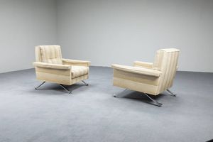 PRODUZIONE ITALIANA - Coppia di poltrone con imbottitura rivestita in tessuto  sostegni in acciaio cromato. Anni '60 cm 74x77x78
