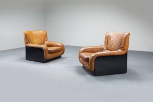 PRODUZIONE ITALIANA - Due poltrone con imbottitura rivestita in cuoio  scocca in ABS. Anni '70 cm 80x86x76