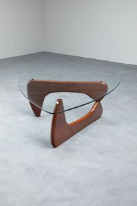 NOGUCHI ISAMU  nello stile di - Tavolo con struttura in legno e piano in cristallo molato. Anni '70 cm 95x40x127