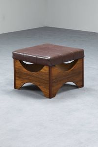 PRODUZIONE ITALIANA - Sgabello con struttura in legno  seduta in cuoio. Anni '60 cm 42x46x46