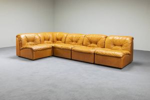 ALTANA - Divano modulare composto da cinque elementi con struttura in legno e rivestimento in pelle.  Marchio del Produttore  [..]