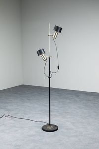 LUMI - MILANO - Lampada da terra in metallo cromato e metallo verniciato. Anni '70 h cm 159