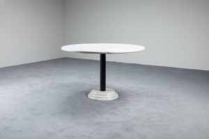 ETTORE SOTTSASS  nello stile di - Tavolo in marmo bianco con sostegno centrale in metallo verniciato. Anni '70 cm 74x115