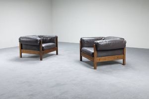 SAPORITI - Coppia di poltrone con struttura in legno  rivestimento in pelle. Anni '60 cm 66x100x88